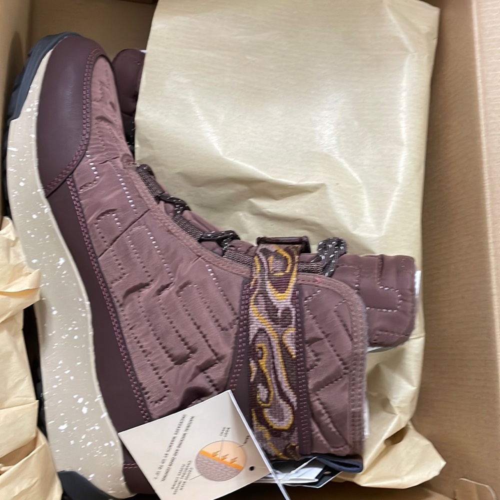 Chaco Borealis water proof boots size 10 new in box!! Maroon color!